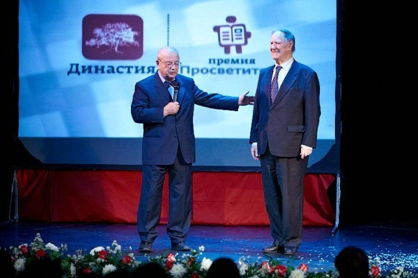 Дмитрий Зимин вручает специальную награду премии «Просветитель» Сергею Капице, 24 ноября 2011 года