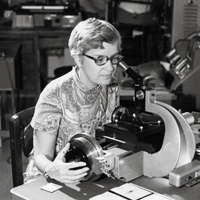 Вера Рубин анализирует спектры галактик