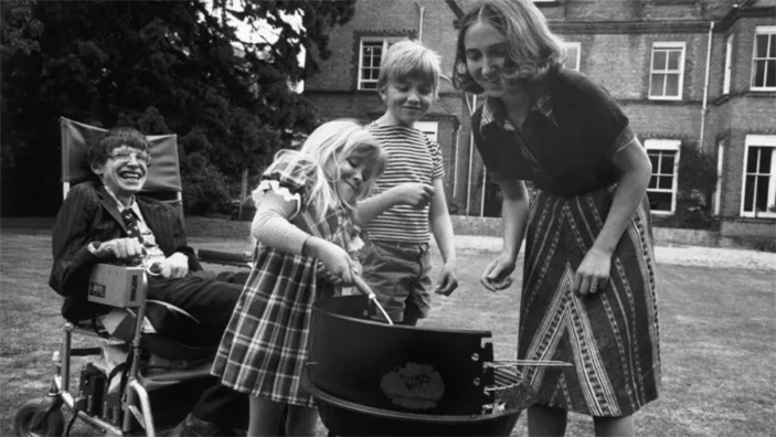 Стивен Хокинг вместе с женой Джейн и детьми