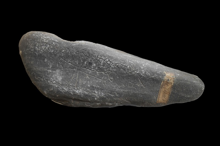 Рис. 4. Один из надгробных камней с захоронения в Кара-Жыгаче