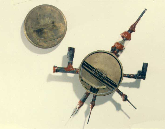 Первый циклотрон, созданный в 1930 году американскими физиками Э. Лоуренсом и С. Ливингстоном