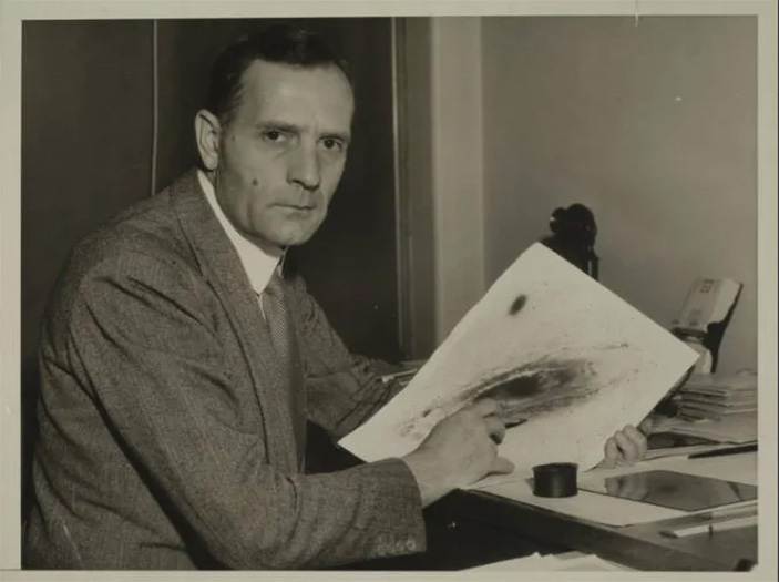 Эдвин Хаббл со снимком Туманности Андромеды