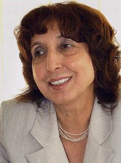 Анна Иосифовна Клюкина — директор Дарвиновского музея с 1988 года. Именно она в труднейший для страны период добилась завершения строительства нового здания музея, руководила перевозкой коллекций и организацией новой экспозиции. Сейчас к этому зданию прибавилось второе — выставочный комплекс. Из книги: «Государственный Дарвиновский музей»