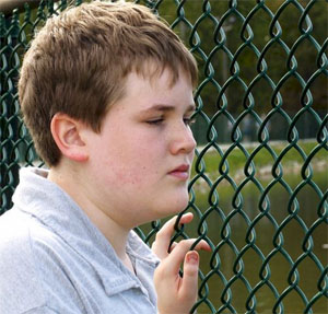 Типичный вид аутичного ребенка (фото с сайта www.srpublications.com)