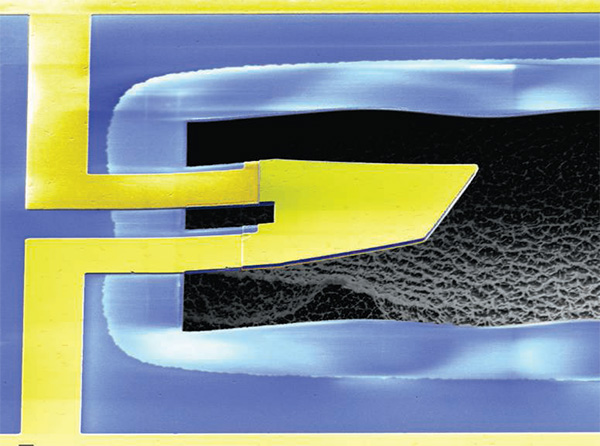 Первая квантовая машина представляет собой микроскопическую (сравнимую по размеру с толщиной человеческого волоса) вибрирующую пластинку из нитрида алюминия, покрытого алюминием. Механические колебания этой пластинки вызывают колебания электрического поля, которые можно регистрировать. Колебаниями пластинки можно управлять с помощью кубита, посылая на пластинку или снимая с нее отдельные кванты энергии. Иллюстрация из обсуждаемого номера журнала Science