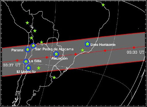 Полоса видимости покрытия и обсерватории, на которых французские астрономы вели наблюдения покрытия звезды Хароном (отмечены синим). Рис. с сайта www.obspm.fr