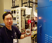 Директор корпоративного развития Газового технологического института Фрэнсис Лау (Francis Lau) показывает, как используется куриный помет в твердо-оксидном топливном элементе (фото с сайта www.gastechnology.org)