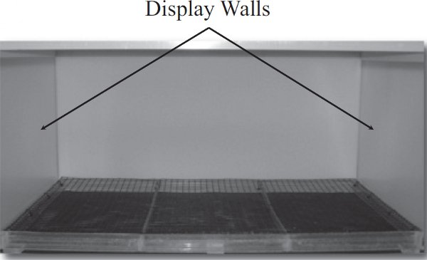 Рис. 1. В камере, где содержались подопытные цыплята. не было кормушки и поилки, вода и зерно помещались под сетчатым полом. Единственное, что новорожденный цыпленок видел в первую неделю своей жизни, — это виртуальный объект, поворачивающийся туда-сюда на 60° вокруг одной из своих осей
