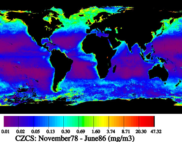 Рис. 1. Распределение содержания хлорофилла в мг/м3 (среднегодовые данные для периода 1978–1986 гг.). Хорошо видно, что в центральных частях океана, в областях «центральных круговоротов» крайне мало фитопланктона. Эти области (показаны фиолетовым цветом) — по сути настоящие «биологические пустыни», где развитие фитопланктона ограничено острой нехваткой биогенных элементов — азота и фосфора. Высоко-продуктивные районы (показаны зеленым и желтым) — это Северная Атлантика, северная часть Тихого океана, воды, примыкающие к Антарктиде, и прибрежные области. Рисунок с сайта marine.rutgers.edu