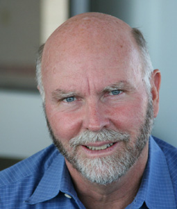 Крейг Вентер — основатель одноименного института, пионер геномных исследователей и один из самых цитируемых ученых современности (фото с сайта www.harrywalker.com)