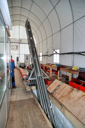 Бур, несущий керн льда, поднимается на поверхность. Антарктида, Купол С. Станция Конкордия. Фото с сайта www.gdargaud.net