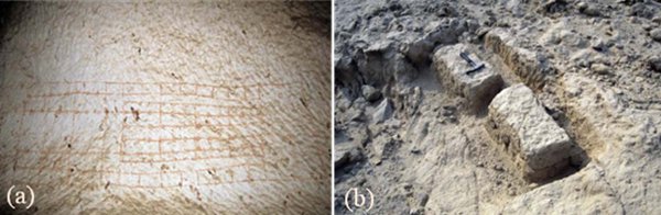 Рис. 4.(a) План храма, нанесённый на опорную колонну в штольне Джбель-Шейх-Саид (рис. 2, 33); (b) блоки известняков, оставшиеся в каменоломне «царицы Тий» (рис. 2, 35).