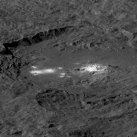 Белые пятна (факулы) в кратере Оккатор на Церере