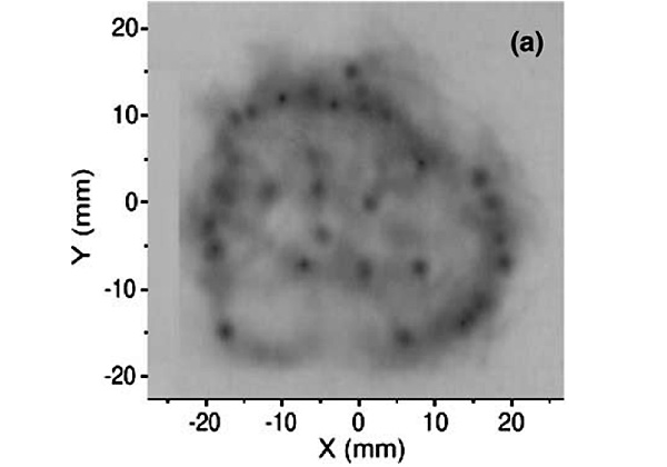 Рис. 3. Фотография процесса филаментации движущегося в воздухе лазерного импульса с длиной волны 800 нм, созданного лазером тераваттной мощности. Показано распределение интенсивности излучения в поперечном сечении лазерного луча. Рисунок из статьи G. Méchain et al. Range of plasma filaments created in air by a multi-terawatt femtosecond laser в журнале Optics Communications