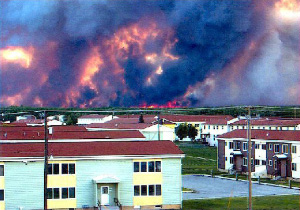 Верховой лесной пожар в Доннелли Флэтс (Donnelly Flats), последствия которого изучались в обсуждаемой работе. Снимок сделан 13 июня 1999 года со стороны Форта Грили. Фото: Kerensa Hardy, Ft. Greely Public Affairs. U.S. Army, reproduced by permission of the Delta News Web; из дополнительных материалов к статье в Science