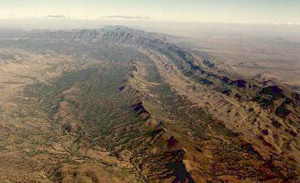 Члены Австралийского марсианского общества все-таки сумели отыскать у себя на родине условия, похожие на марсианские. На фото — хребет Флиндерс (изображение с сайта www.riverland.net.au)