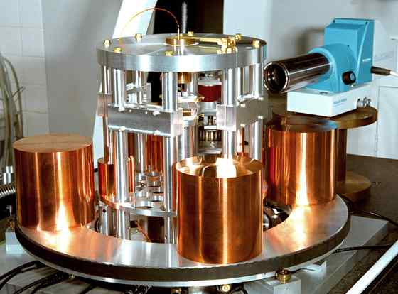 Рис. 1. Установка, изготовленная в Международном бюро мер и весов, на которой было выполнено новое измерение гравитационной постоянной