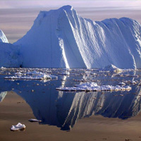 Айсберг, отколовшийся от одного из ледников Гренландии. Фото Конрада Стеффена из Колорадского университета с сайта news.mongabay.com