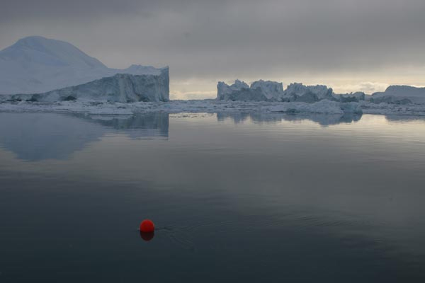 Айсберги около Гренландии. Май 2005 года. (Фото © Артемия Лебедева с сайта www.tema.ru)