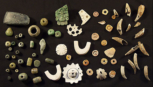 Украшения, найденные в захоронении (фото с сайта terraeantiqvaefotos.zoomblog.com)