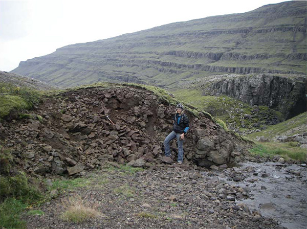 Исландия, долина Хвалфьордур: на поверхность выходят глинистые отложения, сформировавшиеся в результате поземной гидротермальной активности. Это местонахождение может быть моделью для марсианских процессов глинообразования. Фото из статьи Ehlmann et al., 2011
