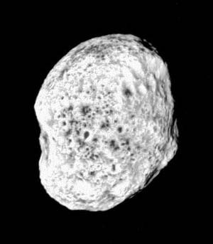 С расстояния в несколько сот тысяч километров Гиперион напоминает изъеденный жучками картофельный клубень (фото с сайта saturn.jpl.nasa.gov)