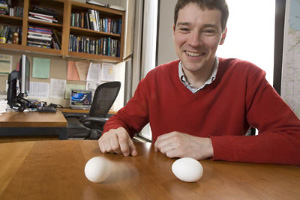 Жан-Люк Марго демонстрирует фокус с яйцами. Фото: Lindsay France/University Photography с сайта www.news.cornell.edu