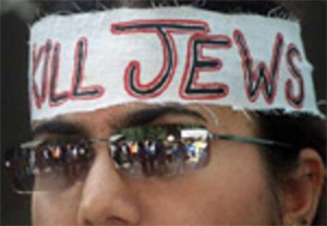 Современный антисемитизм — широко распространенное явление, уходящее корнями в историю государств и религий. Немаловажную роль здесь играют и психологические защитные механизмы, которые включаются у любого человека, если его настойчиво в чём-то обвиняют. Фото с сайта jewishinfonews.wordpress.com