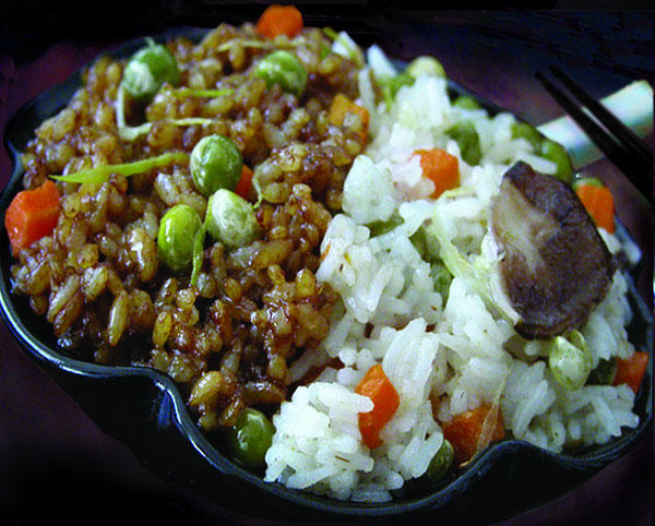 Круглозерный рис (Oryza sativa japonica, слева) и длиннозерный (O. s. indica, справа) неплохо смотрятся в одной тарелке, но гибридизуются с трудом