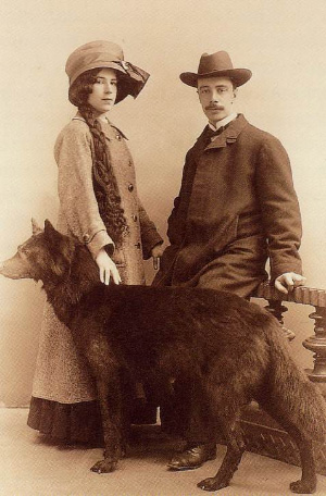 Александр Фёдорович Котс и Надежда Николаевна Ладыгина-Котс с чучелом волка-меланиста — частью приданого невесты (другая часть — волк альбинос). 1911 год. Из книги: «Государственный Дарвиновский музей»