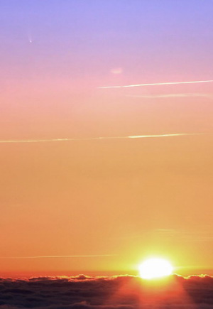 Комета на дневном небе (слева вверху) 13 января 2007 года. Фото: Mauro Zorzenon и Cristina Scauri, Matajur Mountain, Udine, Italy с сайта spaceweather.com