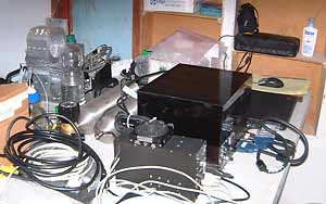 Mars Organic Analyzer (справа — прибор для капиллярного электрофореза, слева — субкритический водяной эстрактор, вместе образующие Mars Astrobiology Probe). Фото с сайта www.berkeley.edu