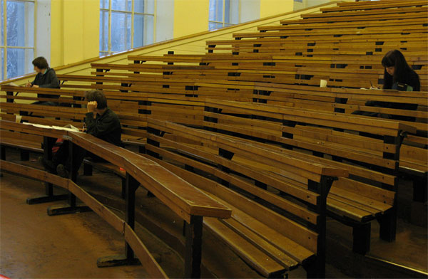 Олимпиада по лингвистике длится целых пять часов, поэтому под конец остаются только самые стойкие (второй тур, РГГУ, 2007 год). Фото © Петра Аркадьева