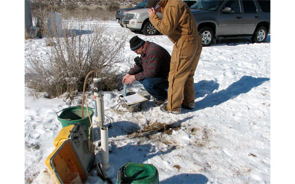 Сбор образцов воды из скважин в Колорадо неподалеку от закрытых урановых разработок, в которых обнаружились неизвестные типы бактерий
