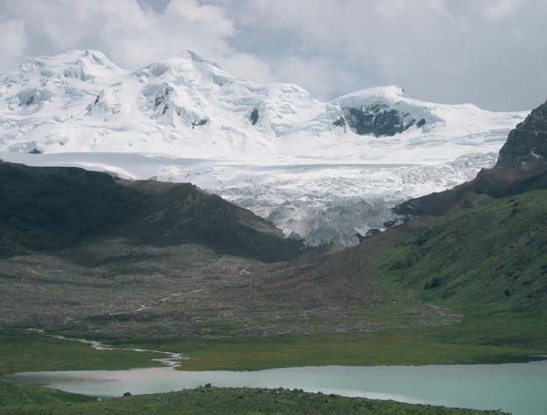 Отступающий край ледника Пука (Puca) в перуанских Андах, где проводилось исследование (снят с расстояния около 8 км). На переднем плане — озеро Сибинакоча (Sibinacocha), 4900 м над уровнем моря. Вершина на горизонте — гора Невадо Чумпе (Nevado Chumpe), она же Ятунрити (Jatunriti), возвышающаяся над уровнем моря на 6106 м. Фото из обсуждаемой статьи в Proceedings of the Royal Society