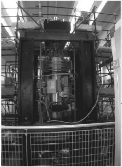 Эксперимент PVLAS, изучающий распространение света в магнитном поле, обнаружил сигнал, теоретическое объяснение которому пока не найдено (изображение с сайта www.pd.infn.it)