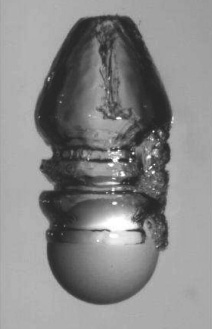 Рябь, образующаяся при падении в воду тефлонового шарика, имеет очень странную, пока не объясненную форму (изображение из обсуждаемой статьи)