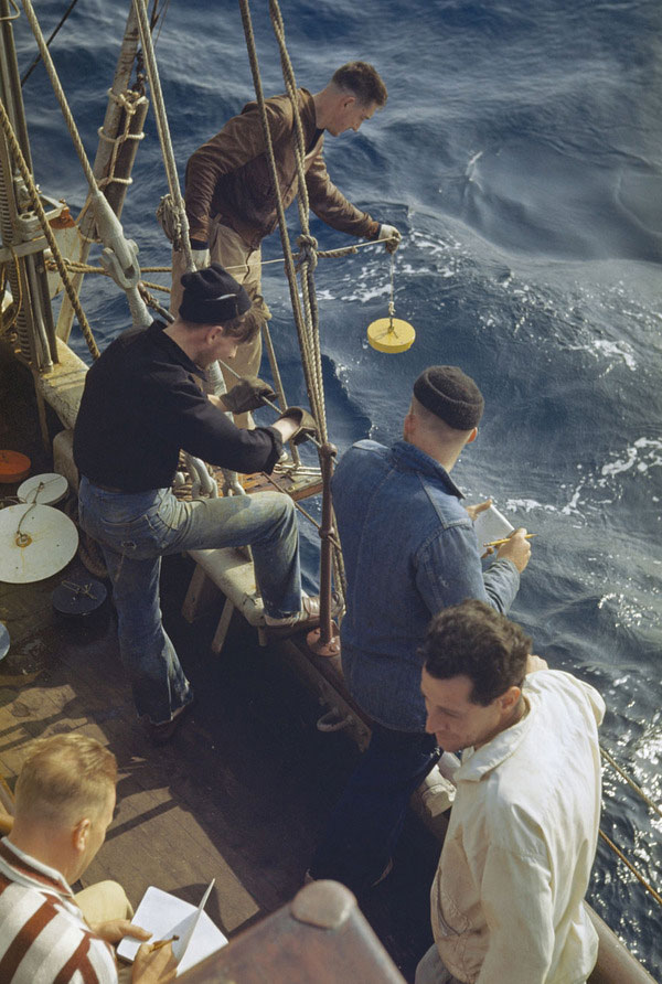 Рис. 2. Измерение прозрачности с помощью диска Секки в 1949 году. В данном случае опускается необычный диск желтого цвета. Стандартные диски — белые (их также можно видеть на снимке) — лежат на палубе слева. Фото из архива: THE ART ARCHIVE/R. SISSON/NGS IMAGE COLLECTION. Приведено в статье: Siegel & Franz. Oceanography: Century of phytoplankton change // Nature. 2010. V. 466. P. 569–571