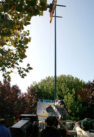 Робот-прототип «космического лифта» с трех попыток должен был подняться на 50-метровую высоту, двигаясь со скоростью не менее 1 м в секунду (это эквивалентно подъему на крышу 20-этажного здания за одну минуту). Фото с сайта news.com.com