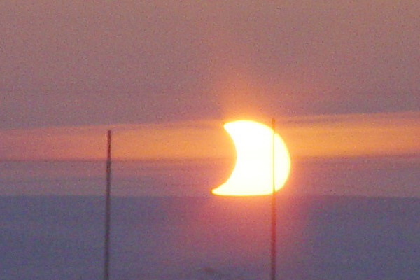 Максимальная фаза затмения при полностью видимом Солнце (07 часов 48 минут местного времени, МСК + 2 часа). Камера SONY CYBERSHOT, выдержка 1/1000 сек, ISO-100, F = 48,5 мм (5-кратный Zoom). Фото: ©А.Козловский