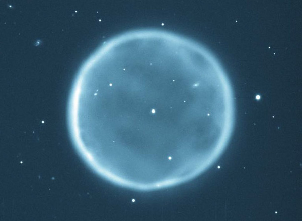 Рис. 5. Планетарная туманность Abell-39 — астрофизический пример оптически тонкого светящегося шарового слоя. Изображение с сайта nasa.gov