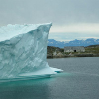 Саккак (Saqqaq) — крошечная (174 жителя) деревушка в Гренландии, основанная в середине XVIII века. Но до этого, около 4 тысяч лет назад, здесь располагалось одно из древнейших гренландских поселений; по имени деревни первая из культурных традиций Гренландии называется саккак. Фото с сайта www.ilulissat.gl