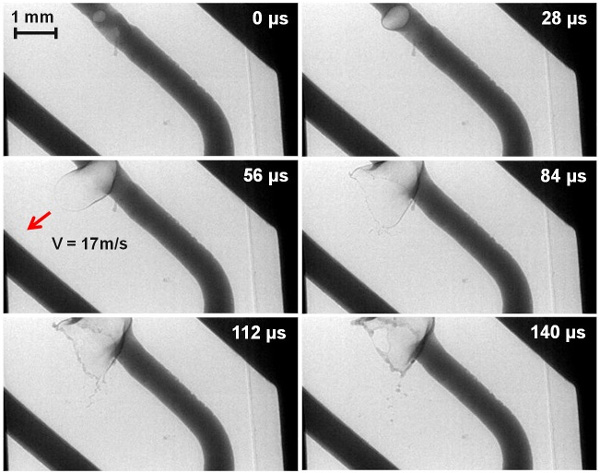 В тонком проводке, через который идет ток, образуется и взрывается полость, и он перегорает